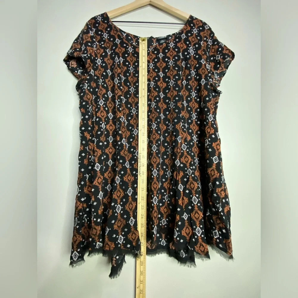 Torrid Size 1 Aztec Print raw hem geometric black short sleeve Challis Flowy Top - Picture 8 of 8